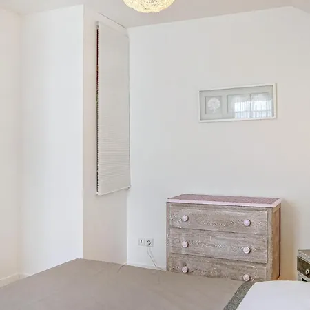 Amazing In Apartment Hauteville-sur-Mer