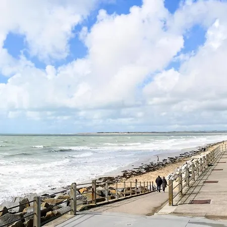 Amazing In Hauteville-sur-Mer